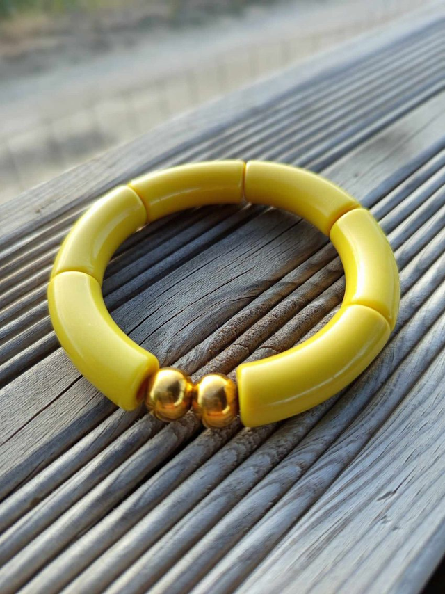 Bracelet perles tubes incurvées acryliques unies Khazaana moutarde