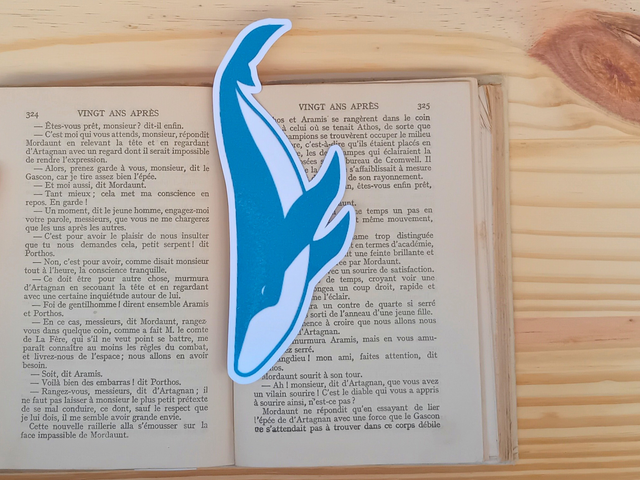 Pack Anniversaire La Baleine – Veilleuse, sticker, marque-page & bijou de téléphone (édition limitée)