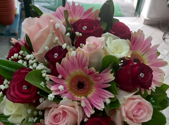 Bouquet fiori  misti ( brillanti vanno chiesti)