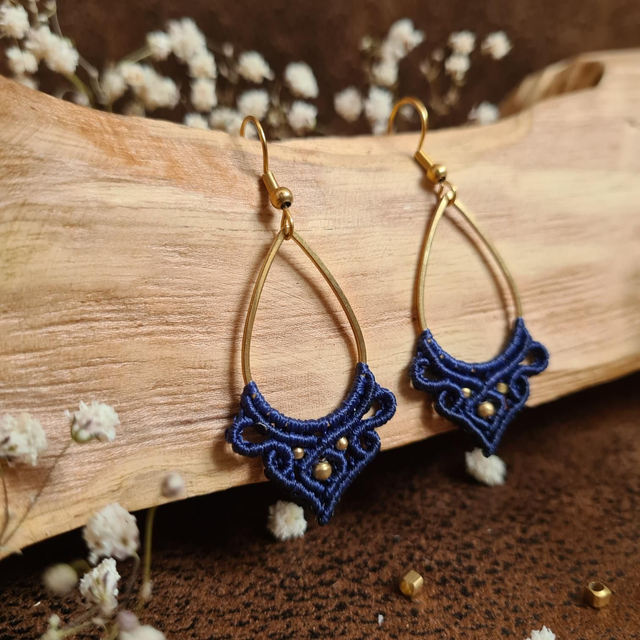 Boucles d'oreilles Arya dorées pendantes légères en macramé