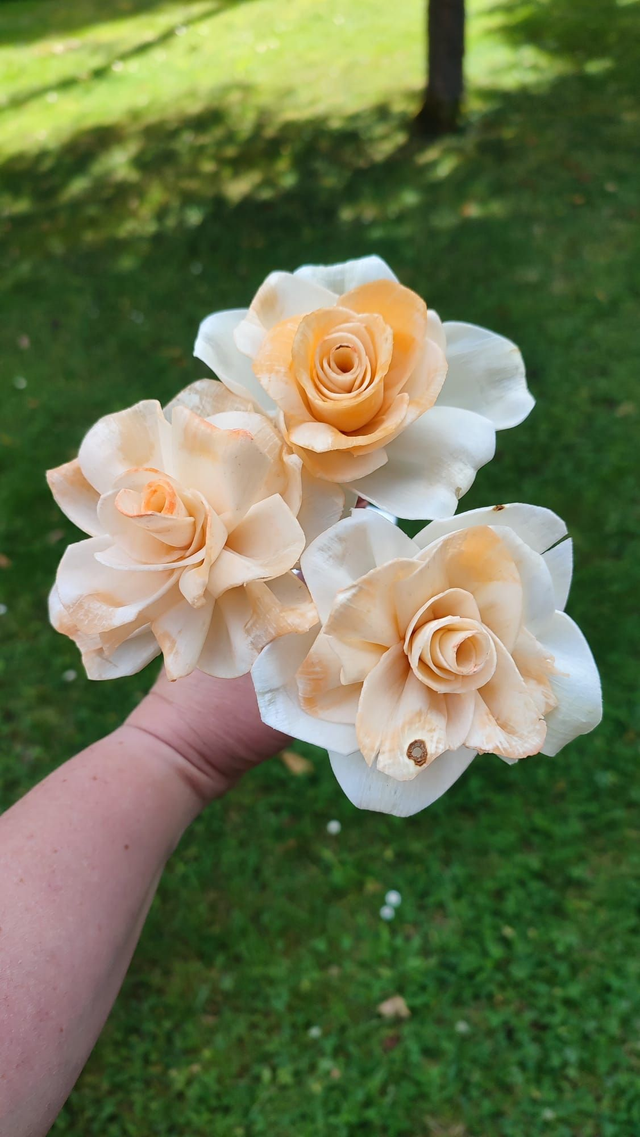 Bouquet de roses en bois de sola - fait main en France
