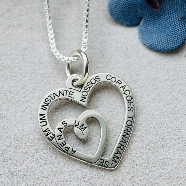 COLAR Em um instante nossos corações tornaram-se apenas um 
