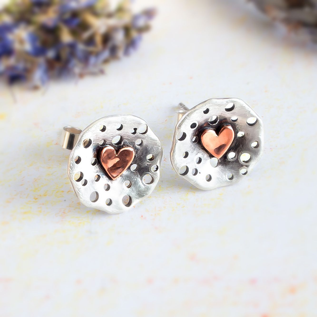 Pendientes de corazón de pinchar en plata 925 con agujeros.