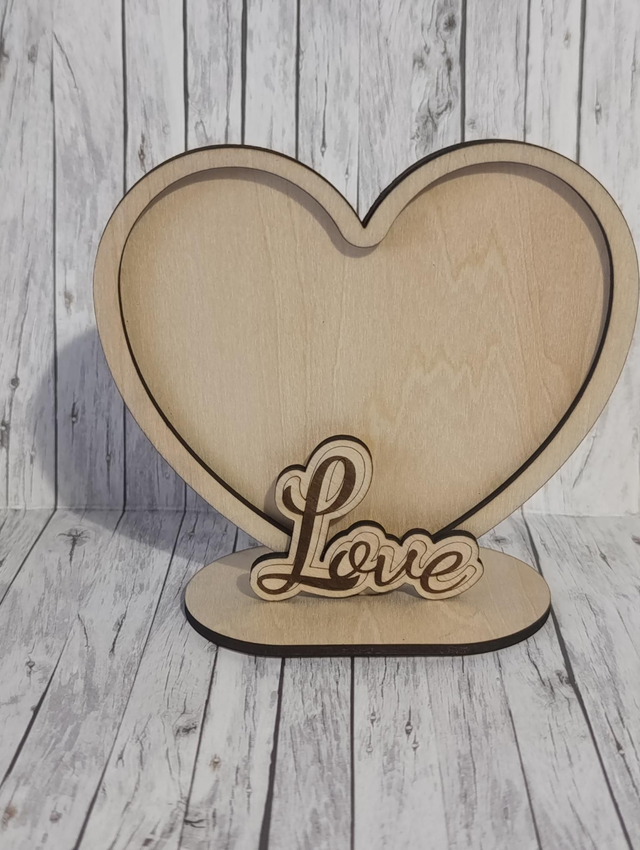 Herzförmiger Bilderrahmen „Love“ aus hochwertigem Sperrholz