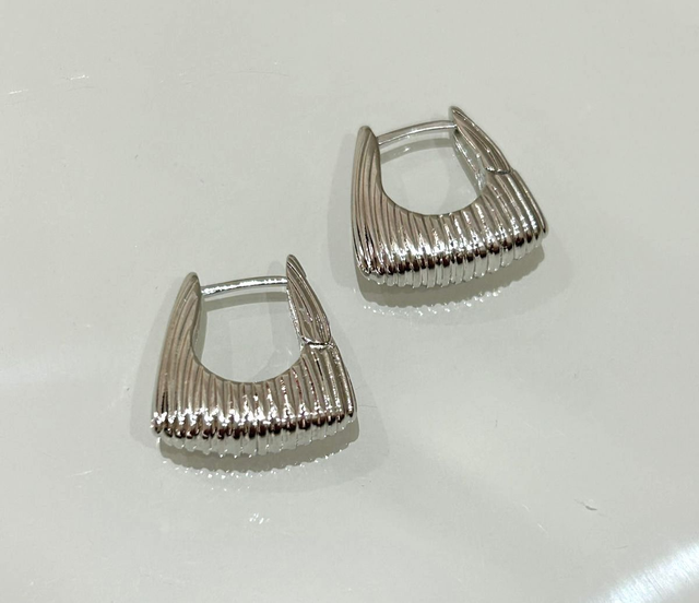 Brinco argola click ranhurada linhas banhado em ródio branco M