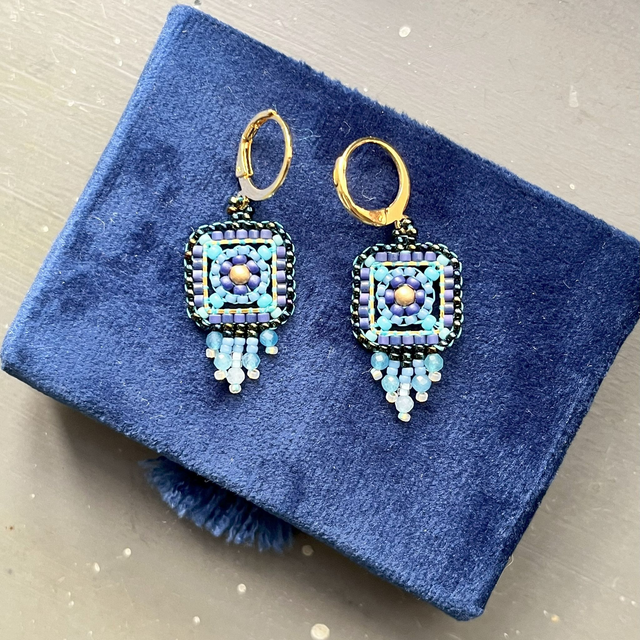 Boucles d&#039;oreille carrées bleues en broderie de perles et calcédoines 