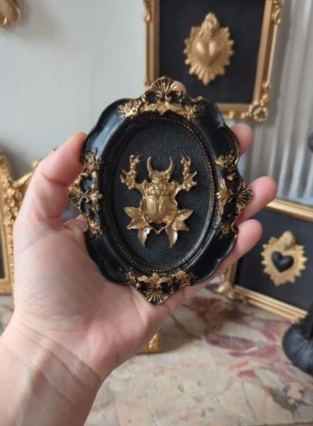Cadre baroque noir vieilli scarabée