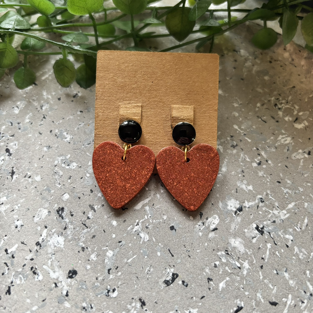 Boucles d’oreilles résine cœur marron et noir 