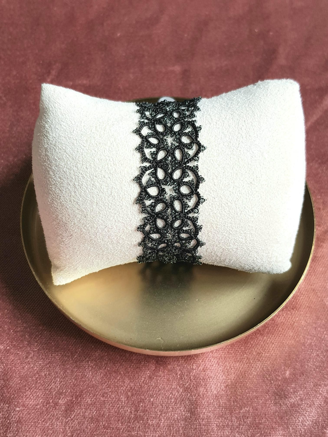 Bracelet manchette en dentelle Anna - noir avec perles noires