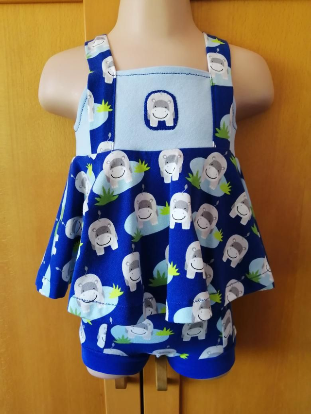 Top - 6-9 mth (8 kg).   Blue hippos