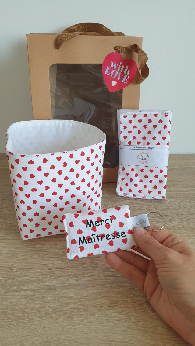 Coffret: panier +4 serviettes visage + porte clés Merci Maîtresse (cœurs rouge)