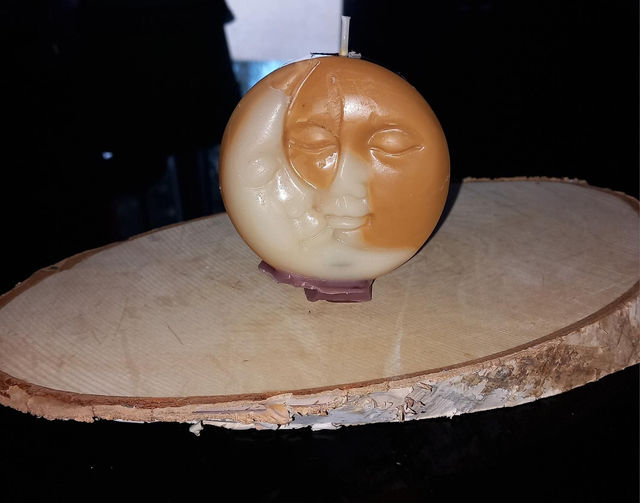 BeaCrea au plaisir d'offrir,les bougie fondante, vous propose cette magnifique bougie parfumé lune et soleil,parfums cannelle 
Prix :10€