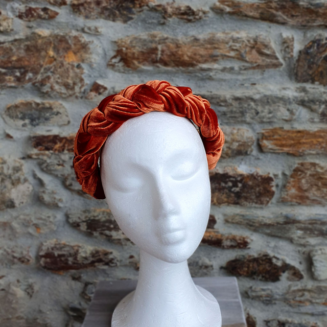 Diadema trenzada en terciopelo color teja Ava