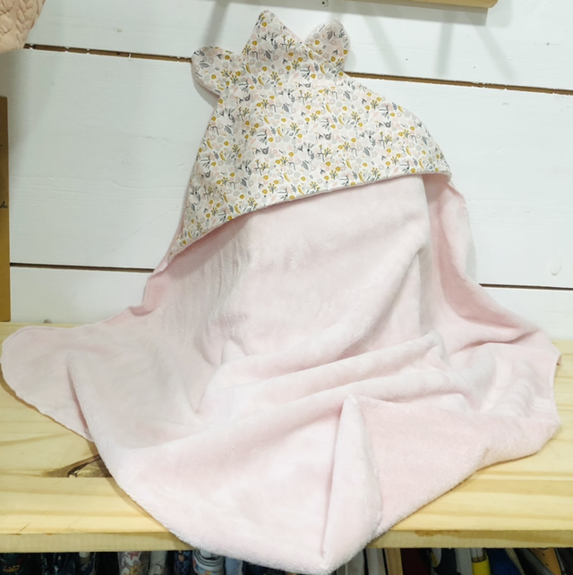 Cape de bain fleuri rose