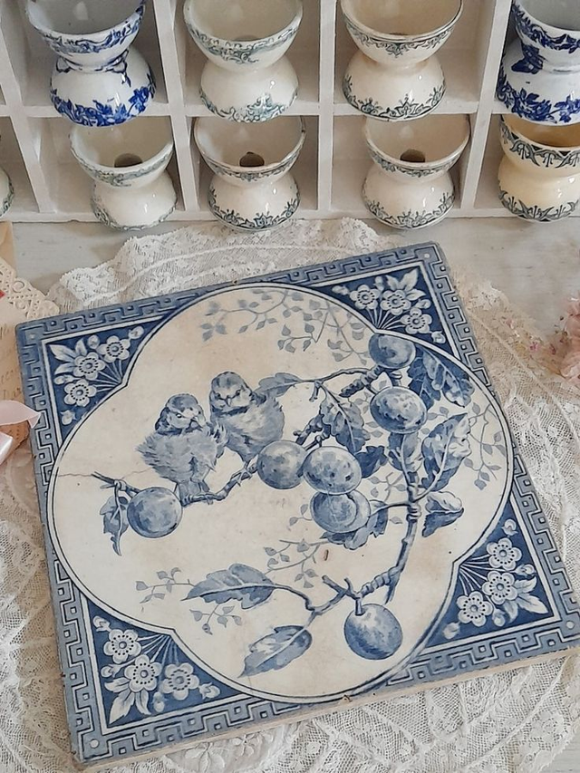 Dessous de plat carreau bleu Gien aux oiseaux 