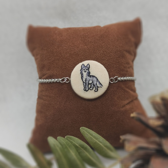 EB Bijoux brodé à motif "Loup" par Petit Printemps
