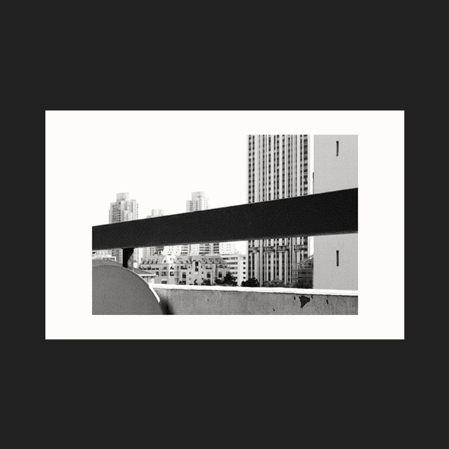 Les Vues, depuis un balcon (Noir bleuté)