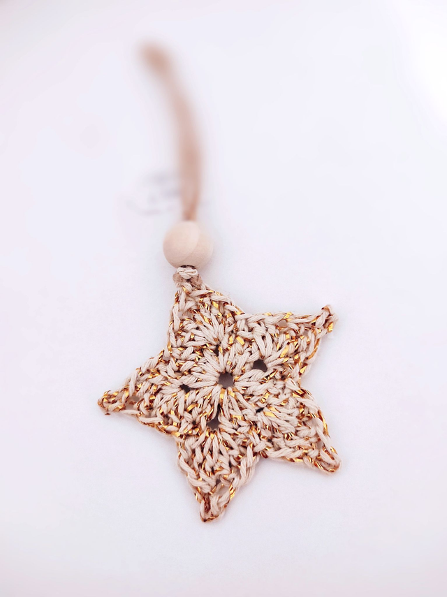 Suspension étoile crochetée beige et or