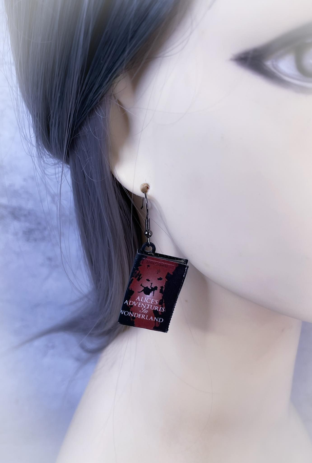 Náušnice mini knížky Alenka v Říši divů