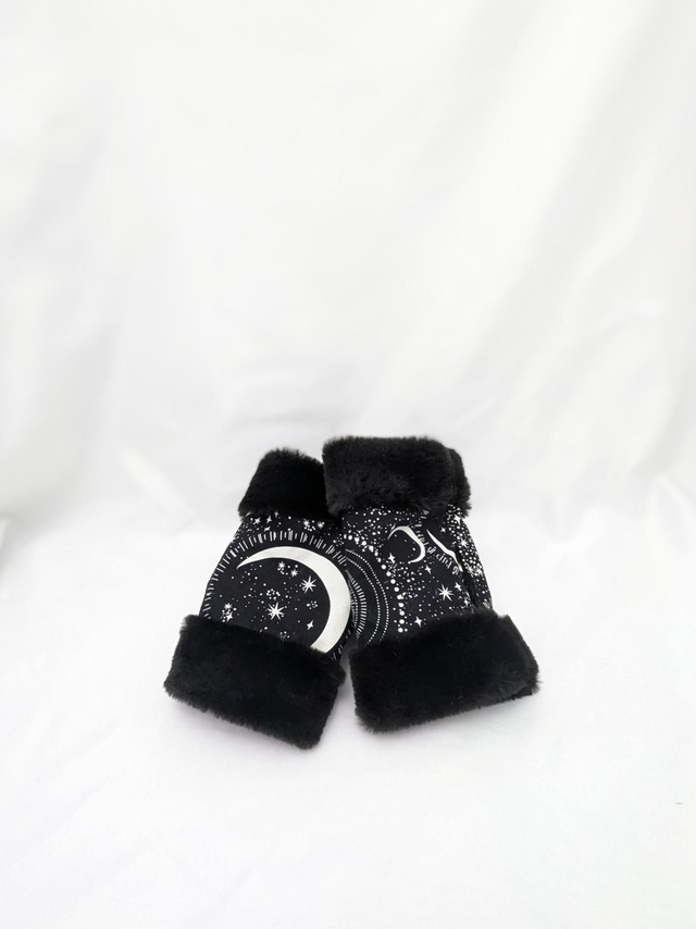 Mitaines noires et tissu étoilé 