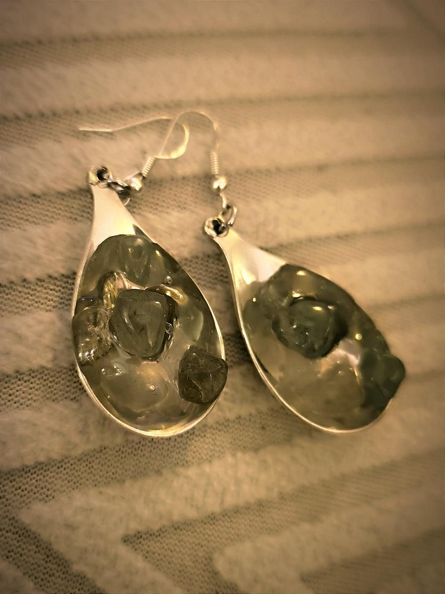 Boucles d'oreilles en métal argenté et pierres