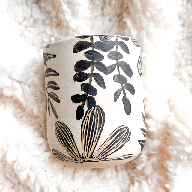 Gobelet à motifs végétaux 