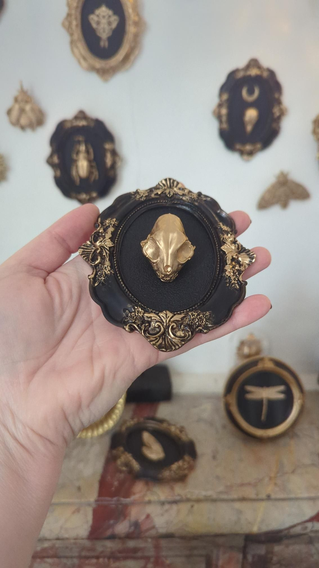 Cadre baroque doré vieilli crâne chat 