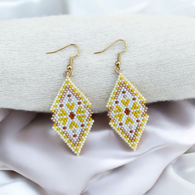 Boucles d'oreilles losange tons jaune et blanc 