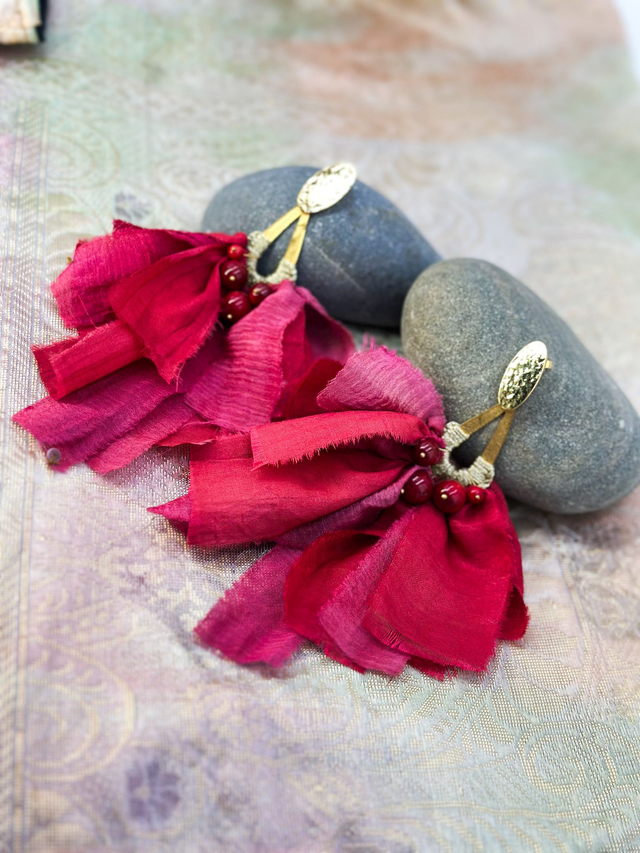 Boucles d&#039;oreilles &quot;Pivoines&quot; rouge/framboise