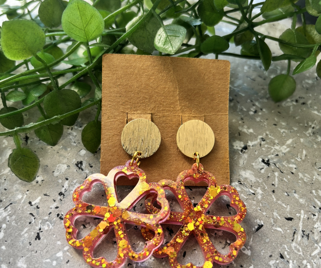 Boucles d’oreilles résine rose doré et paillettes 