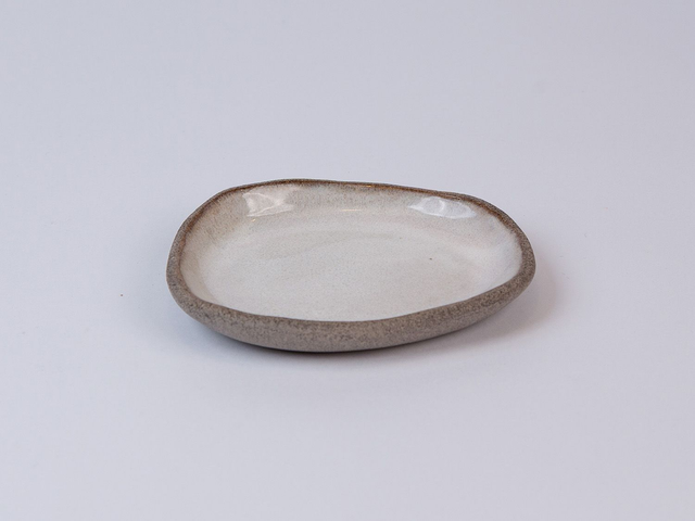 Bean Small Saucer / Grey Clay / Almond