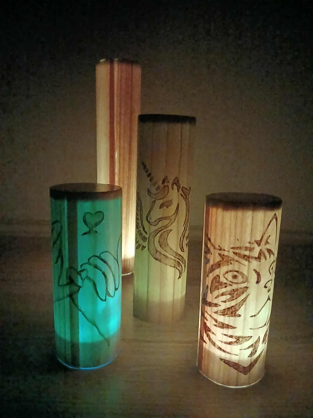 Luciole en bois – Mains enlacées pyrogravées – Placage de merisier – 10 / 15 / 20 cm