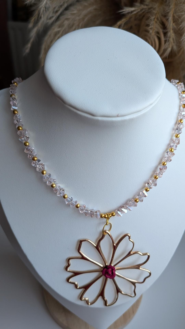 Daisy beaded necklace