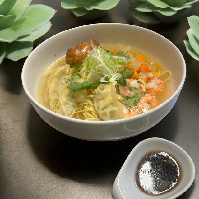 Soupe de crevettes et gyoza aux légumes 