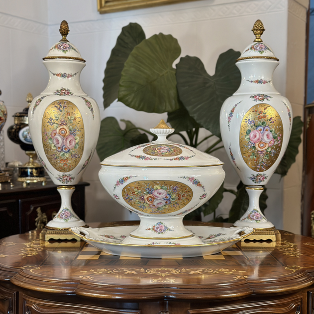 Conjunto de par de urnas e centro de mesa em porcelana branca da coleção St. Martial