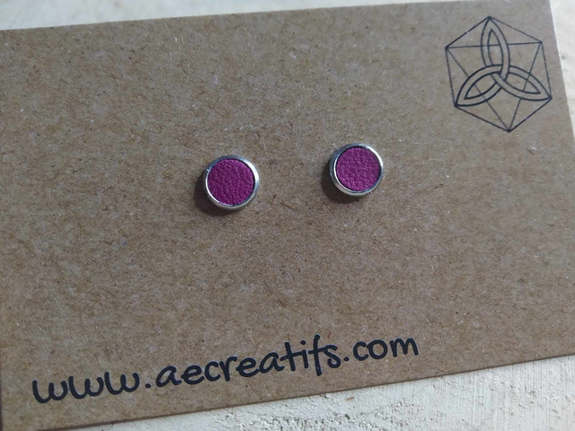 Boucles d&#039;oreilles puces cuir mauve 