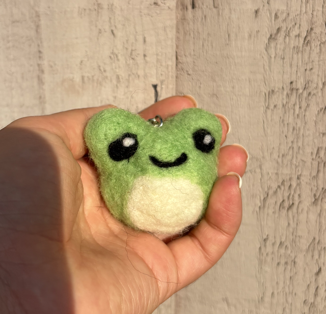 Needle-felt frog keyring 