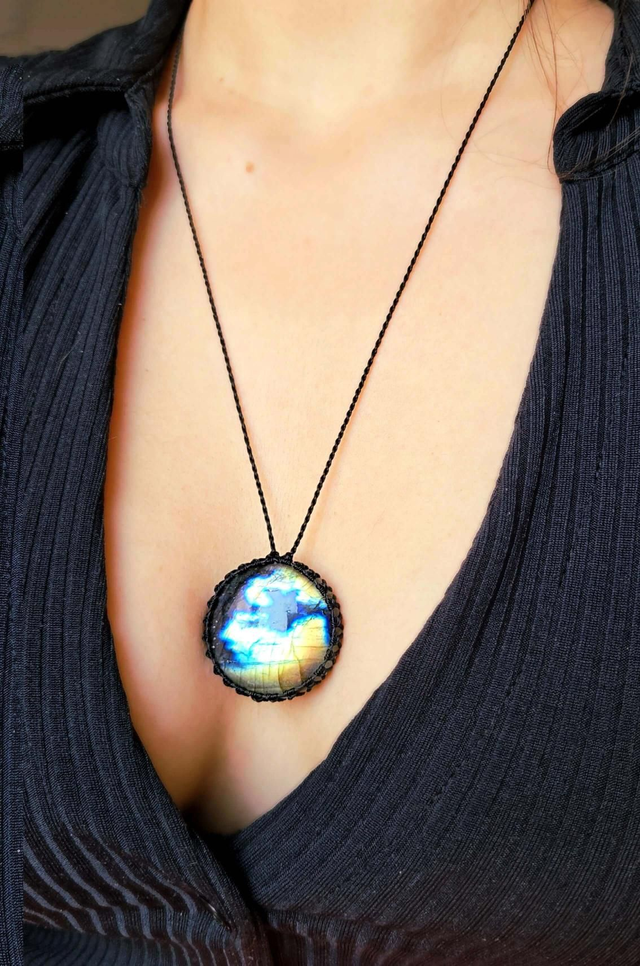 Collier macramé noir - Labradorite ronde bleu doré