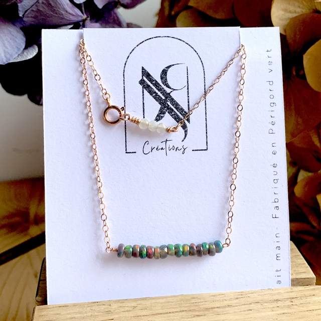 Collier, en or rose laminé (Goldfilled) , habillé de 15 Opales noires naturelles  (longueur 42cm)