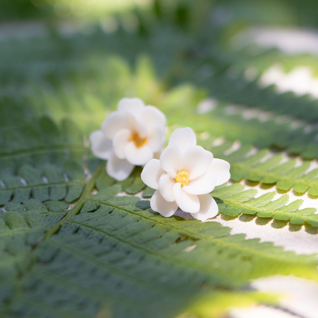 Kirschblüten-Ohrstecker “Sakura” - aus Polymerton mit hypoallergenem Edelstahlstecker, weiß