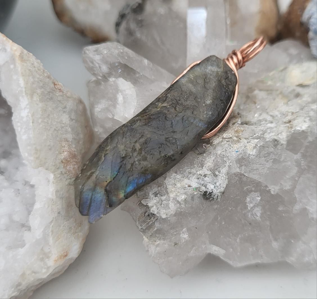 Labradorite pendant - medium