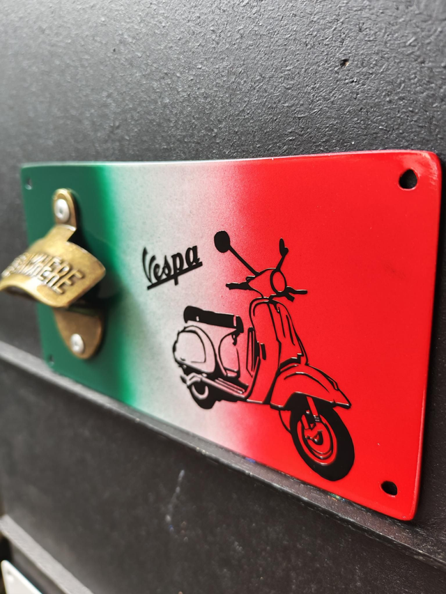 Décapsuleur mural vespa