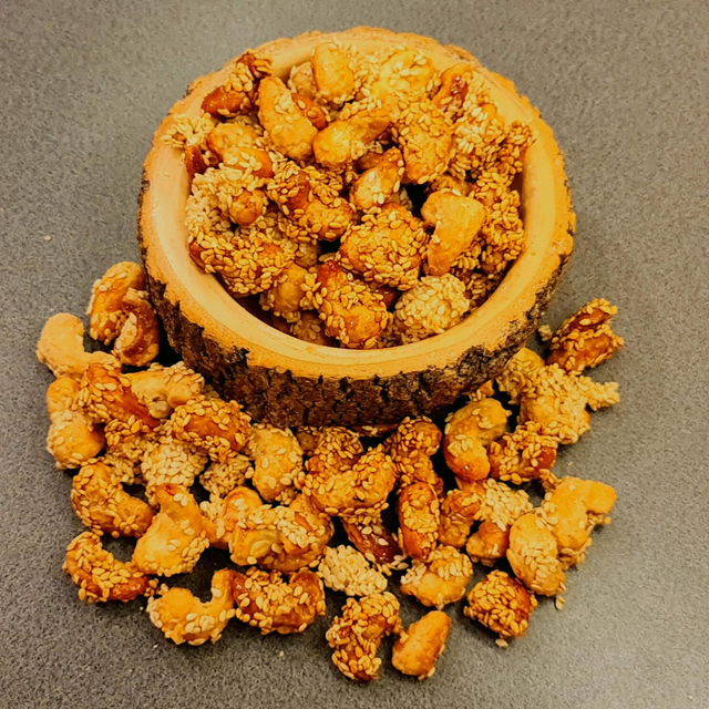 Gebrannte Cashew mit Sesam