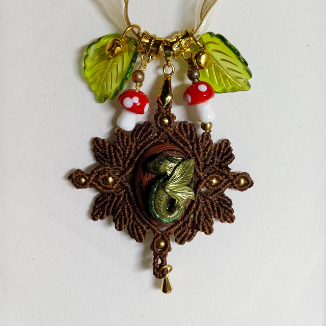 Pendentif fimo et micromacramé "Verdelune"