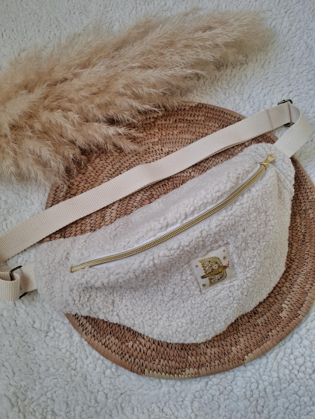 Banane bouclette beige / étiquette oiseau doré