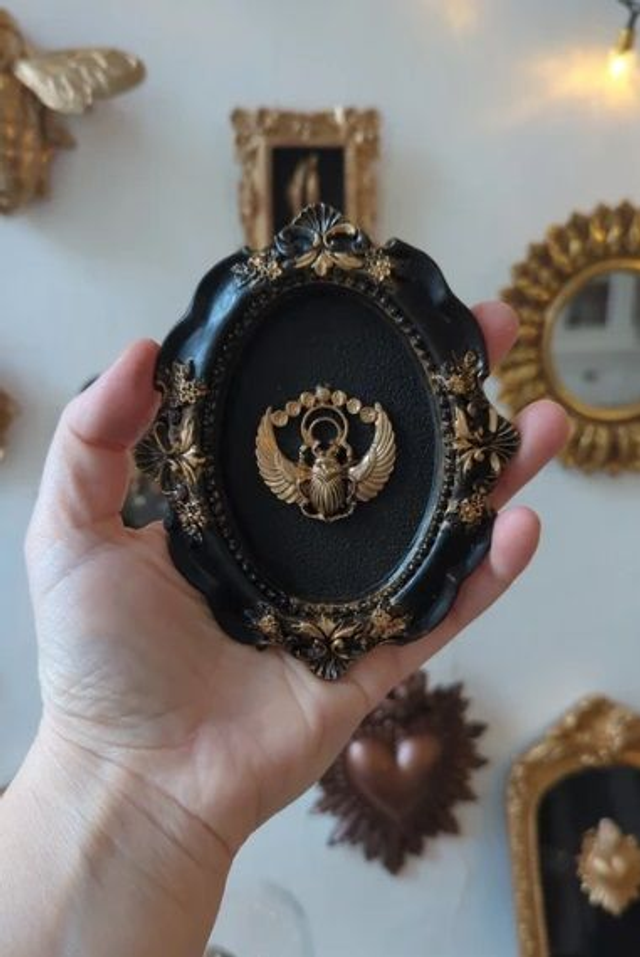 Cadre baroque doré vieilli scarabée + lunes