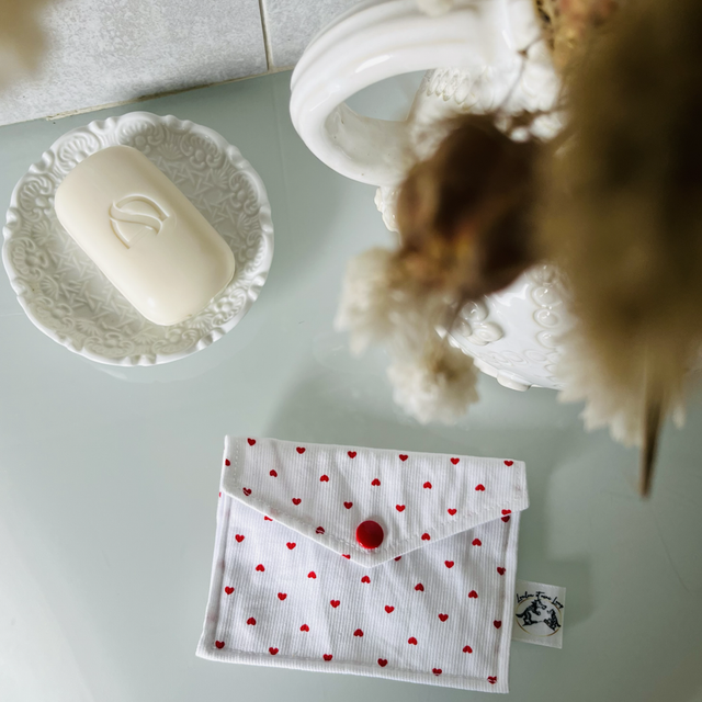 Pochette imperméable "cœurs rouge"