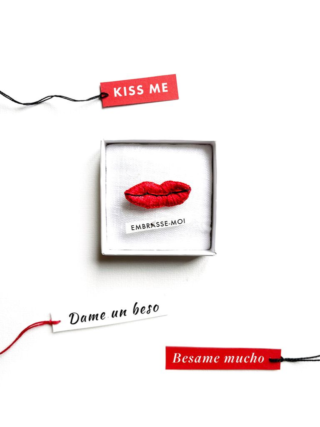 Bouche rouge brodée dans boîte vitrine