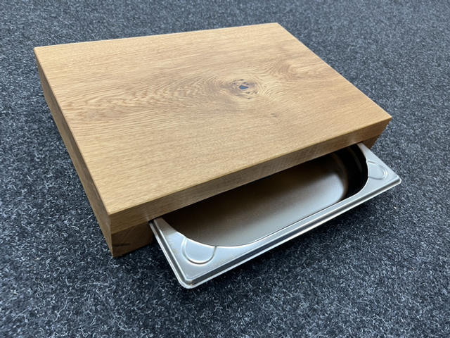 Schneiderbrett mit Schublade