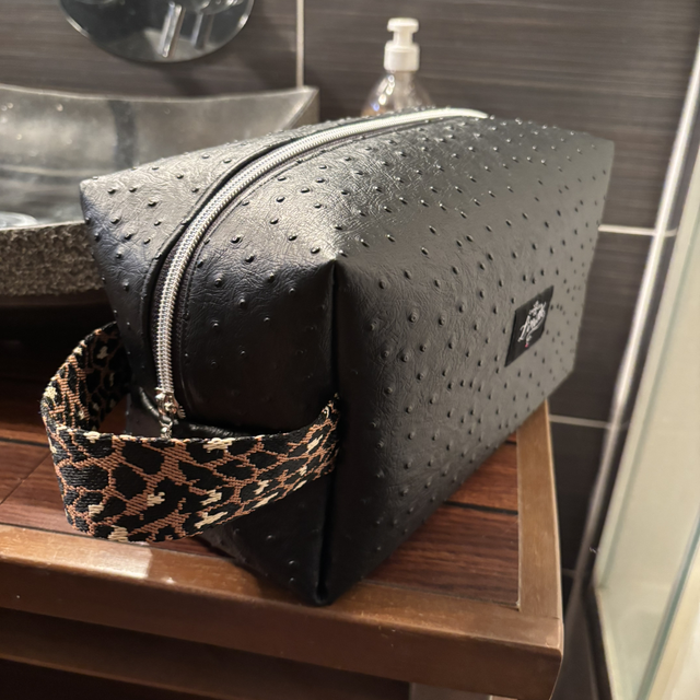La trousse Complice Maxi – Noir effet autruche & poignée léopard 🖤🐆